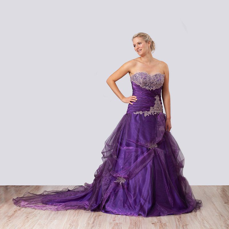 Lila Abendkleid mit Raffungen, Perlenbesatz und langer Schleppe