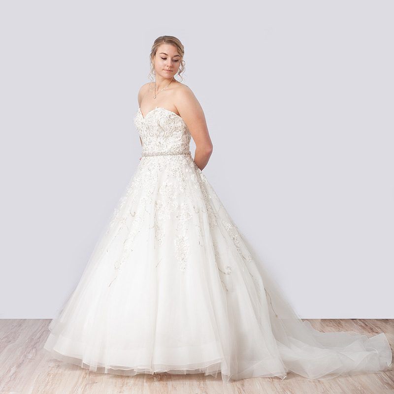 Brautkleid mit Herzausschnitt, Spitzenapplikationen und Perlengürtel